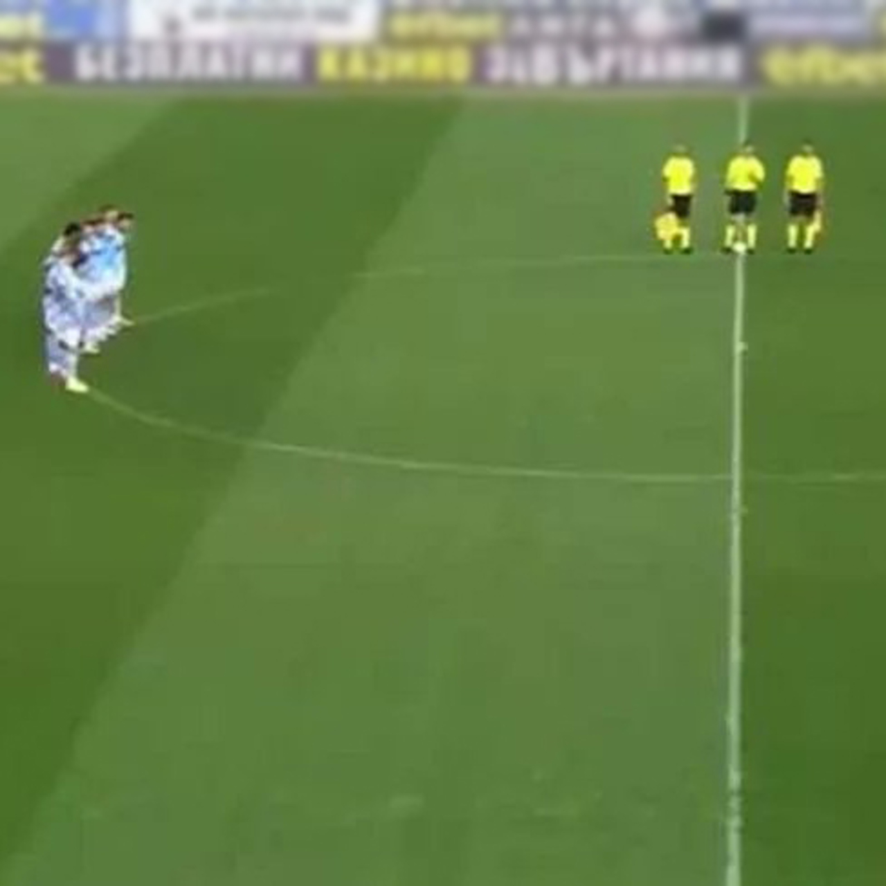 Öldü sanılıp saygı duruşuna geçildi!