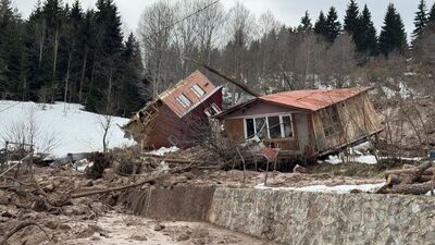 Ev heyelanda takla attı!