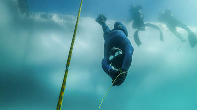 Buzla kaplı dünyanın en derin gölüne daldı!