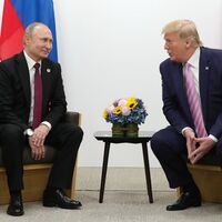 Trump ile Putin arasındaki görüşme sürüyor