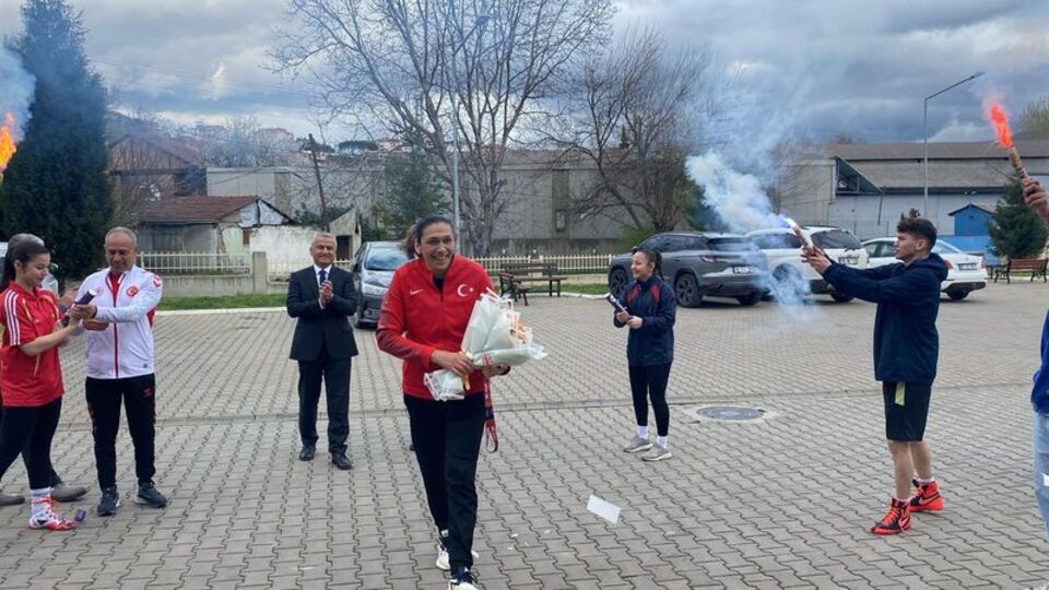 Elif Güneri'ye coşkulu karşılama!