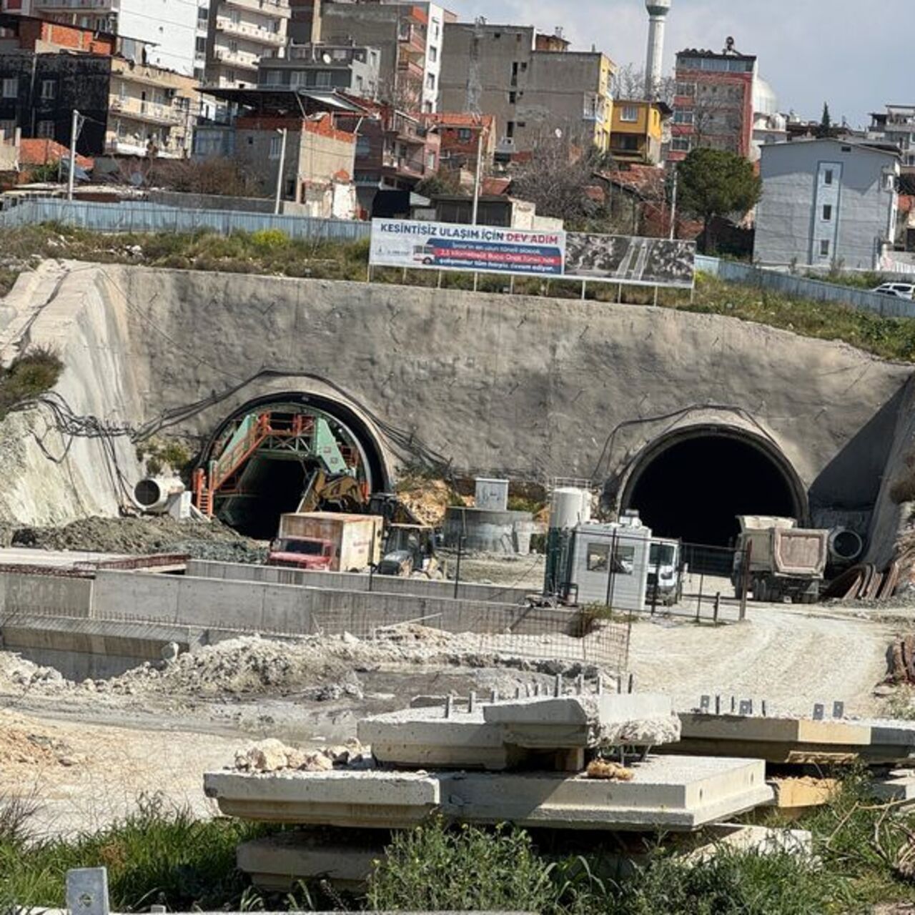 İzmir'de evlerin duvarlarında çatlak oluştu