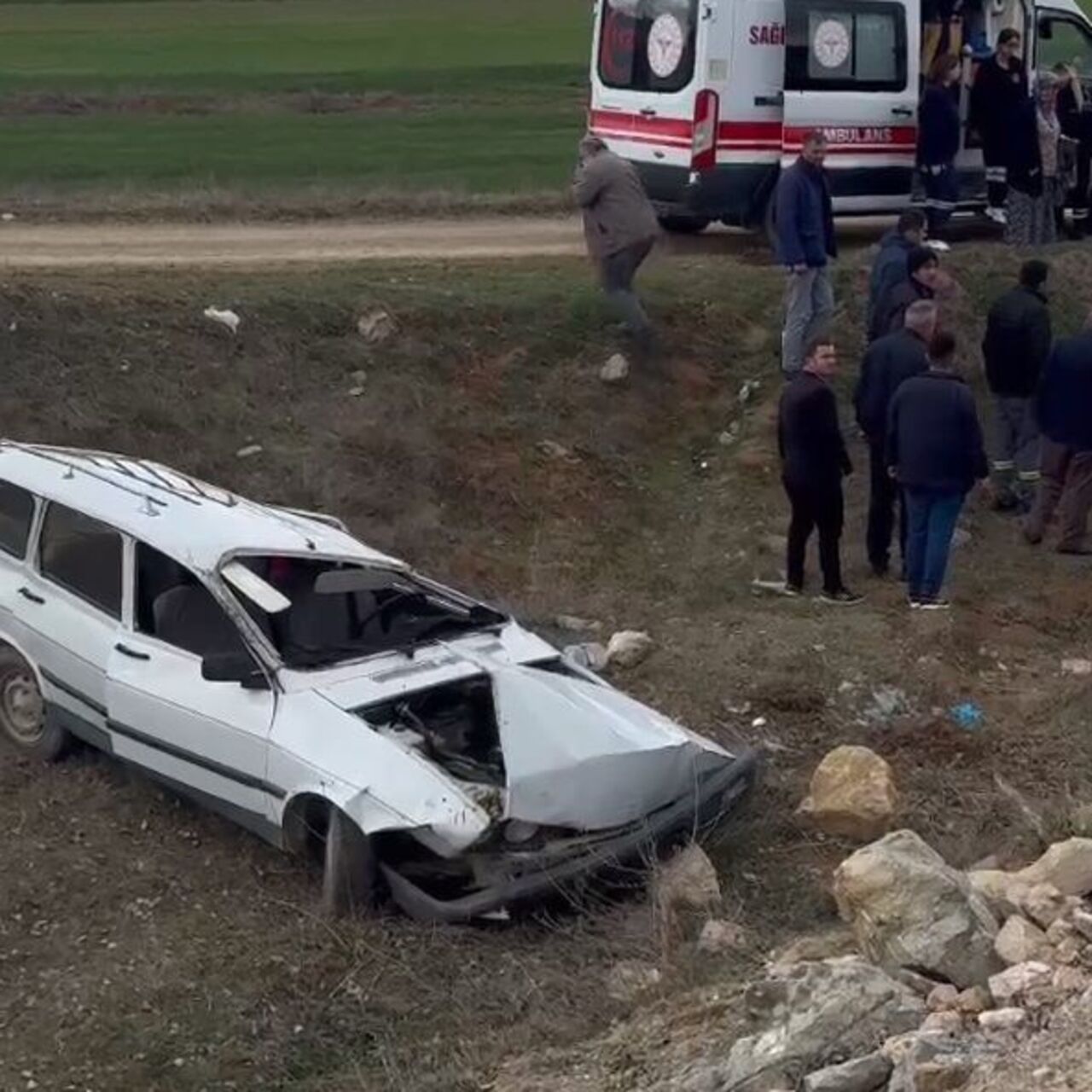 Takla atan otomobildeki çift yaralandı