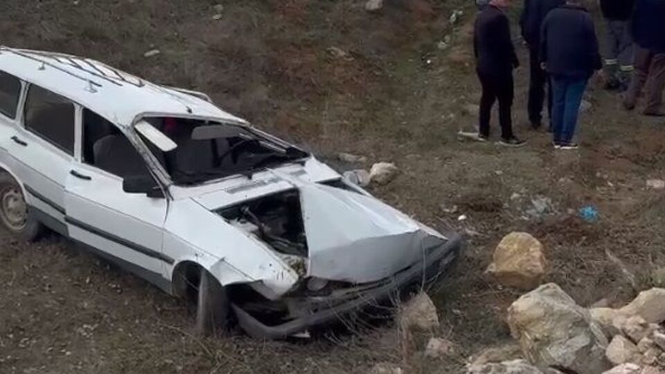 Takla atan otomobildeki çift yaralandı