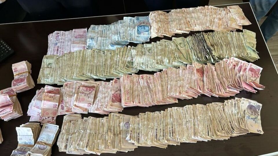 Dilencinin üzerinden 45 bin 600 lira çıktı