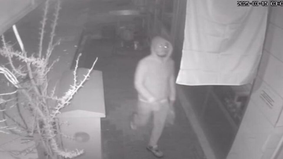 Bayrak saldırganı yakalandı