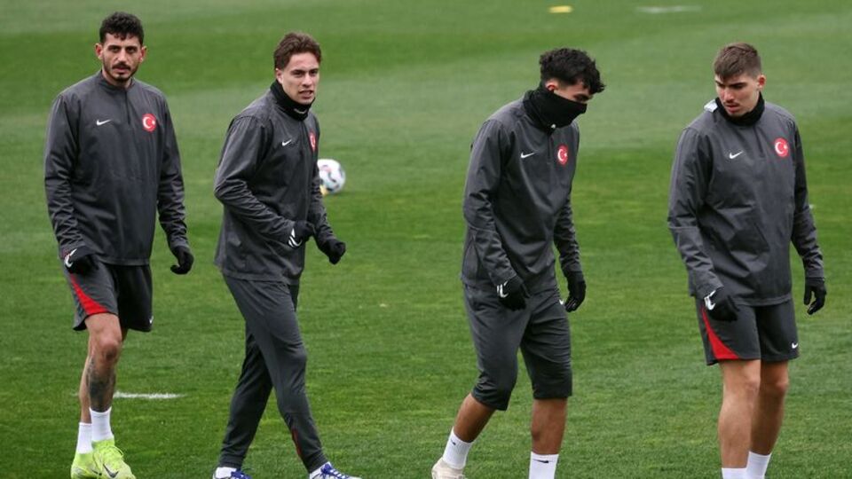 A Milliler yağmur altında çalıştı