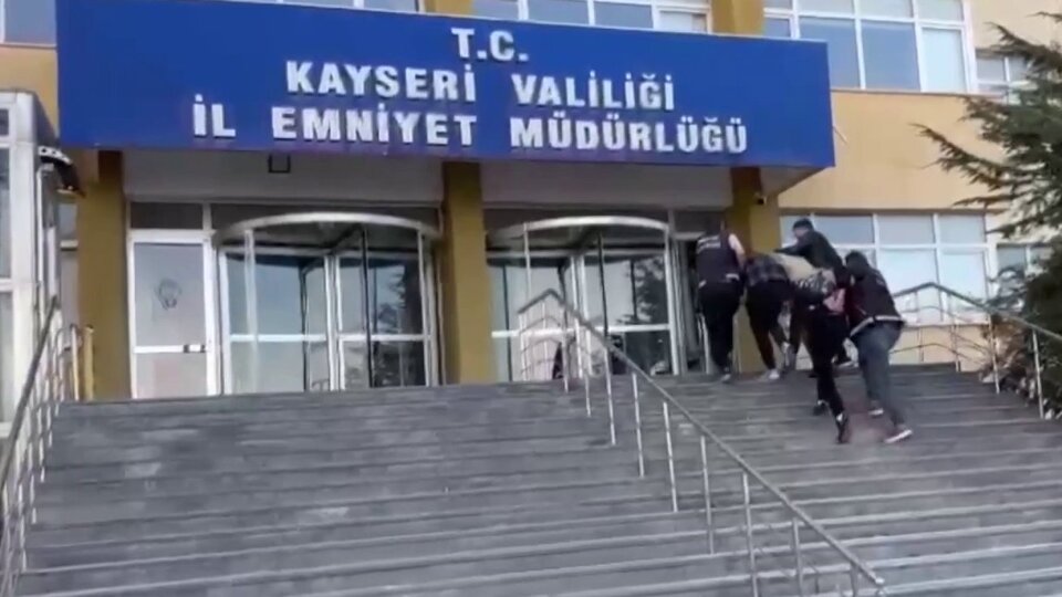 Midelerinde uyuşturucu kapsülle yakalanan 3 İranlı tutuklandı