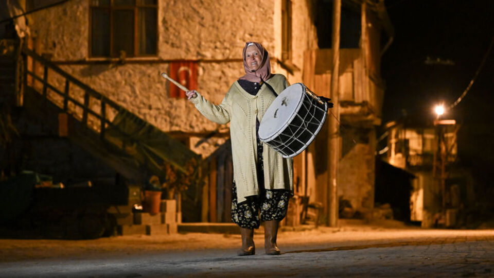 "Ayşe abla" 18 yıldır davuluyla sokaklarda