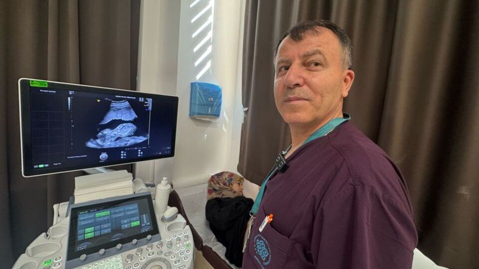 Anne karnındaki 140 gramlık tek yumurta ikizine "idrar torbası" ameliyatı