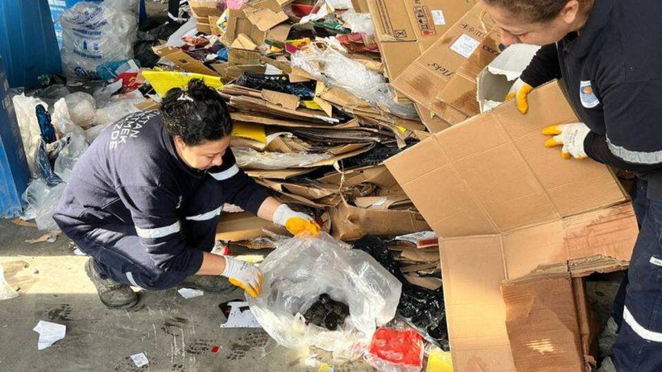 Pres makinesine giden kartondan bakın ne çıktı!