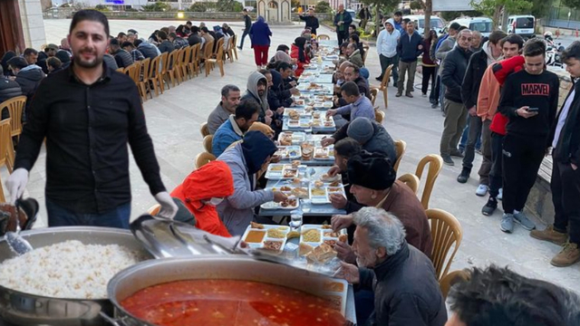 Bodrum'da imamdan cami avlusunda iftar sofrası