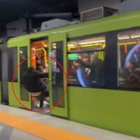 Yaşlı yolcuya hakaret etti... Metrodan attılar!