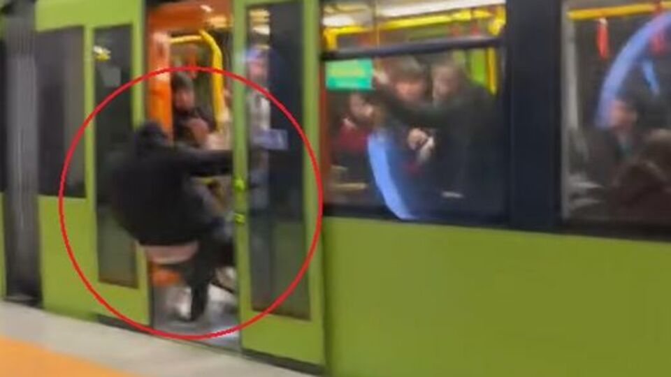 Yaşlı yolcuya hakaret etti... Metrodan attılar!
