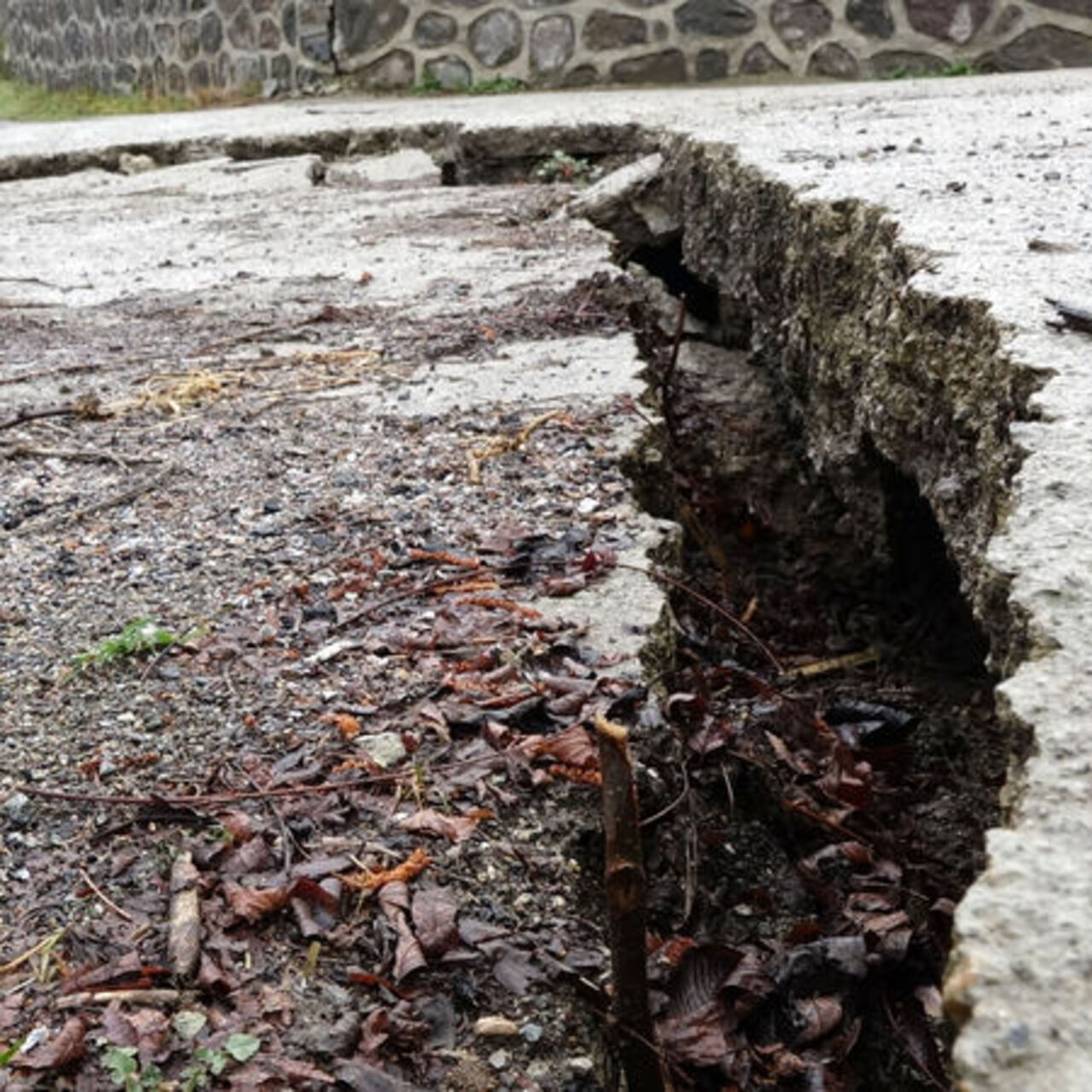 Trabzon'da yağmurun ardından çatlaklar oluştu