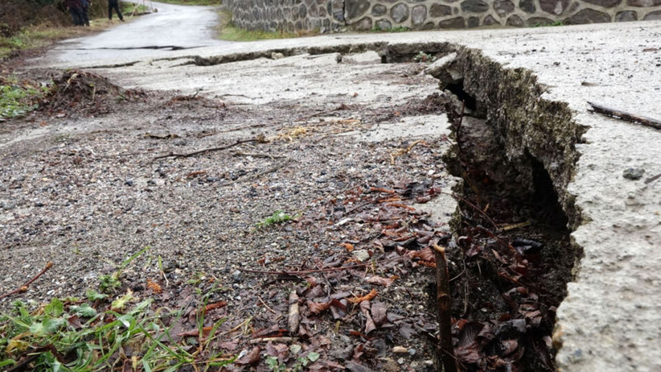 Trabzon'da yağmurun ardından çatlaklar oluştu