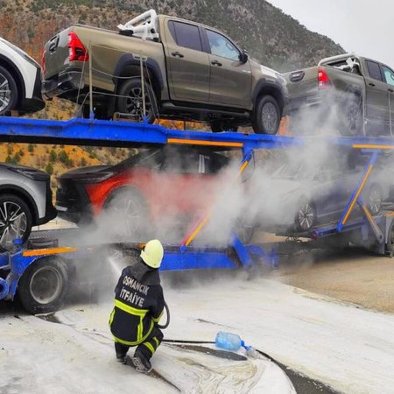 Lüks araç yüklü TIR'da yangın çıktı