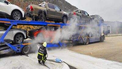 Lüks araç yüklü TIR'da yangın çıktı