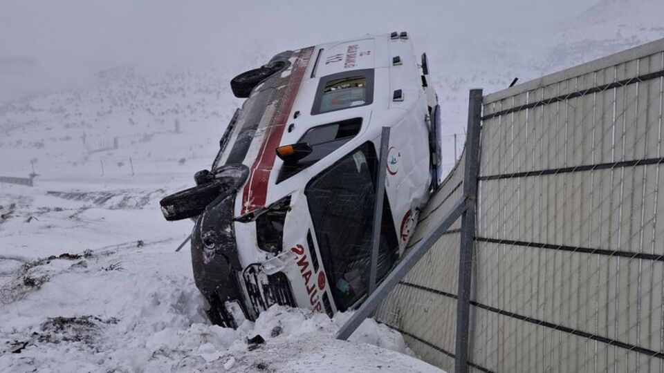 Ambulans devrildi: 3 sağlık personeli yaralı