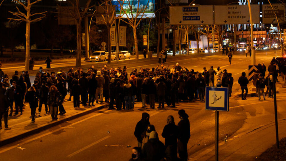 Ankara'da izinsiz gösteri: 5 polis yaralı