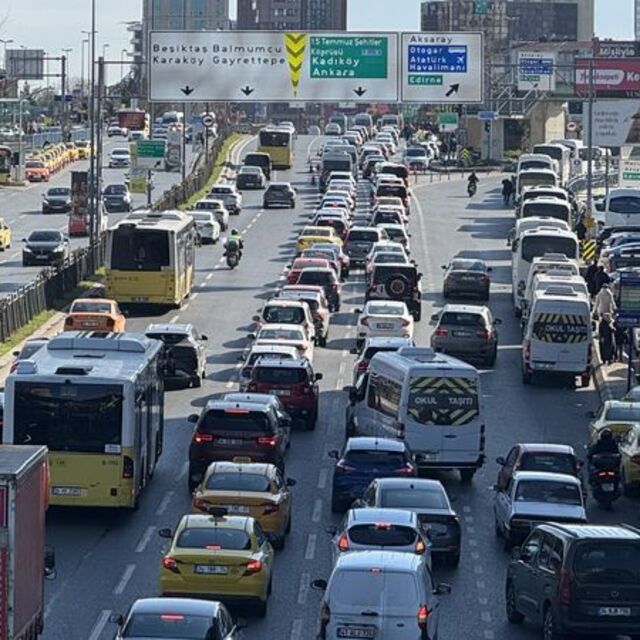 İstanbul'da trafik yoğunluğu yaşanıyor