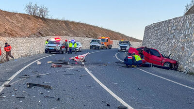 Otomobil kamyonetle çarpıştı! Baba oğul hayatını kaybetti