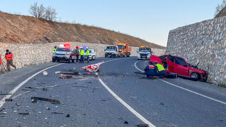 Otomobil kamyonetle çarpıştı! Baba oğul hayatını kaybetti