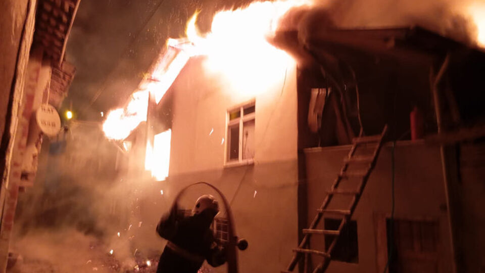 Yangında 3 ev kullanılamaz hale geldi