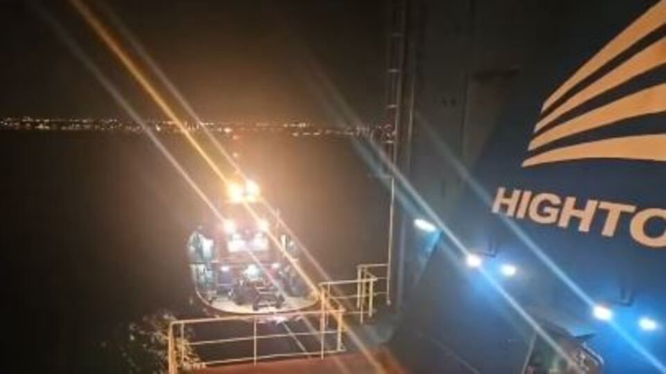 Karaya oturan yük gemisi kurtarıldı