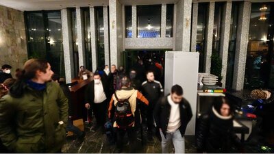 İzinsiz gösteri yapan grup İBB binasına girdi