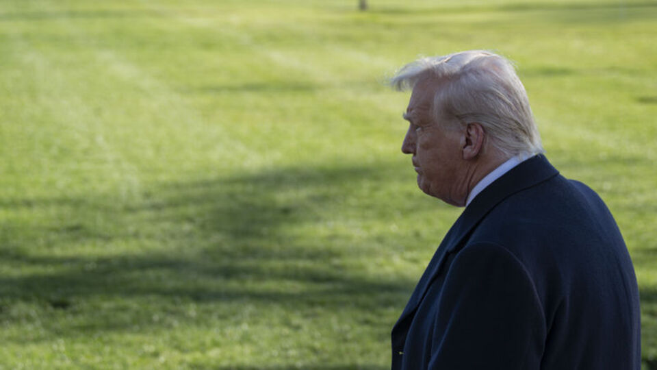 Trump, eski yetkililerin güvenlik izinlerini iptal etti