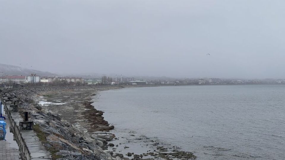 Van Gölü'nde çekilme sürüyor!