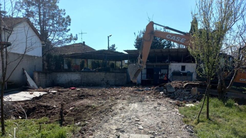 Duvarın altında kalan antrenör can verdi