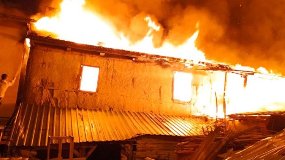 Samanlıkta başlayan yangın 3 katlı eve sıçradı