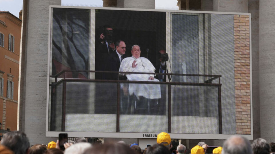 Papa bir ayı aşkın süre sonra halkı selamladı