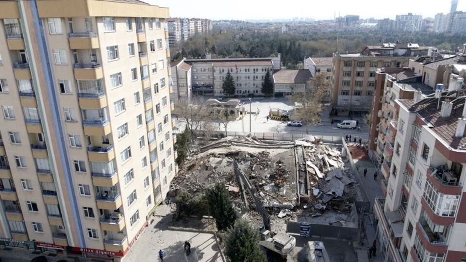 Konya'da bina çöktü!