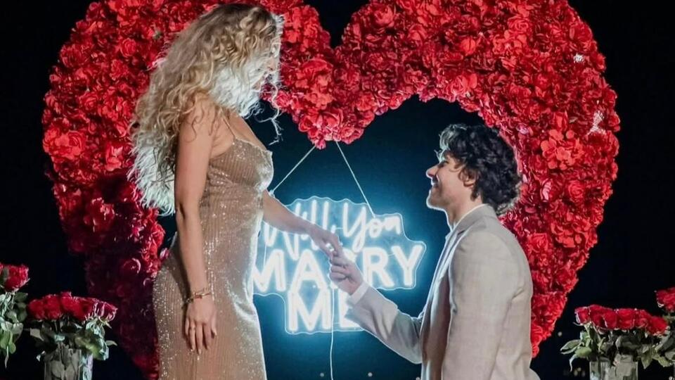 Ünlü futbolcu Nişanlandı