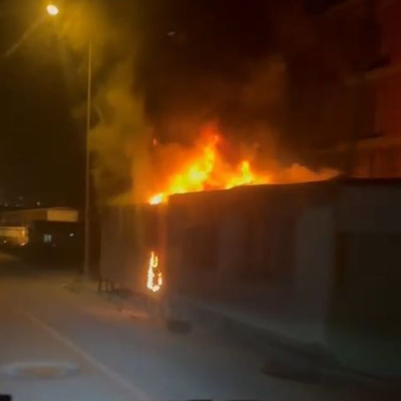 İşçilerinin kaldığı üç konteyner yandı