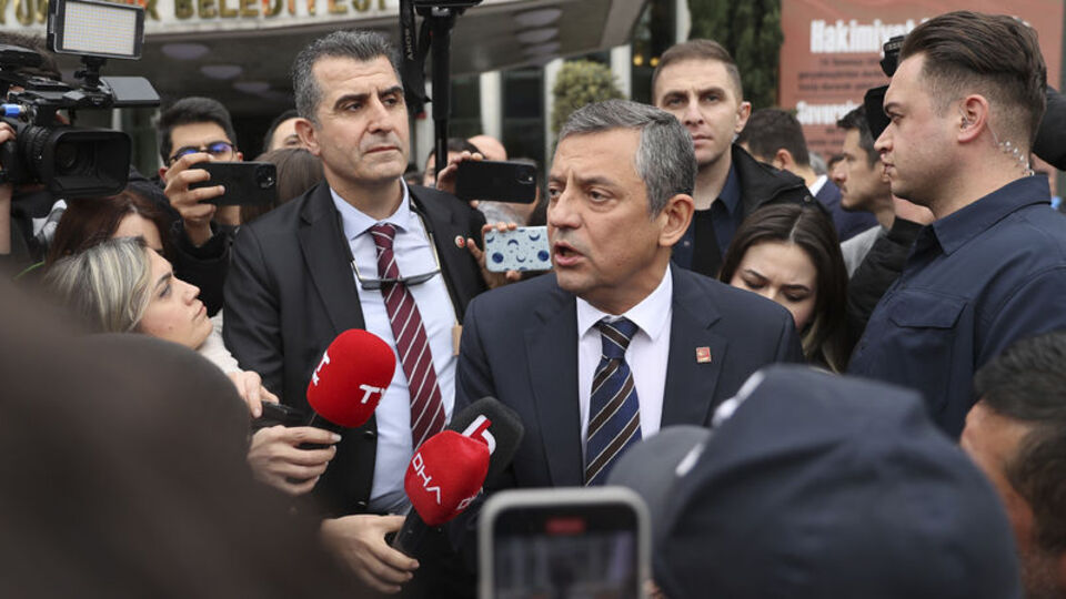 Özgür Özel, eylemcilerle konuştu