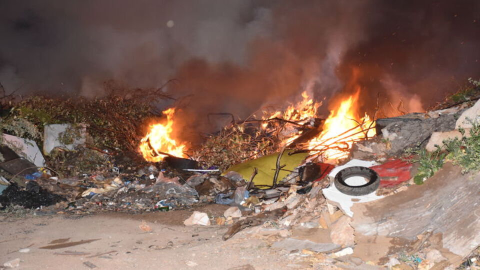 Atıkların bulunduğu arazide yangın