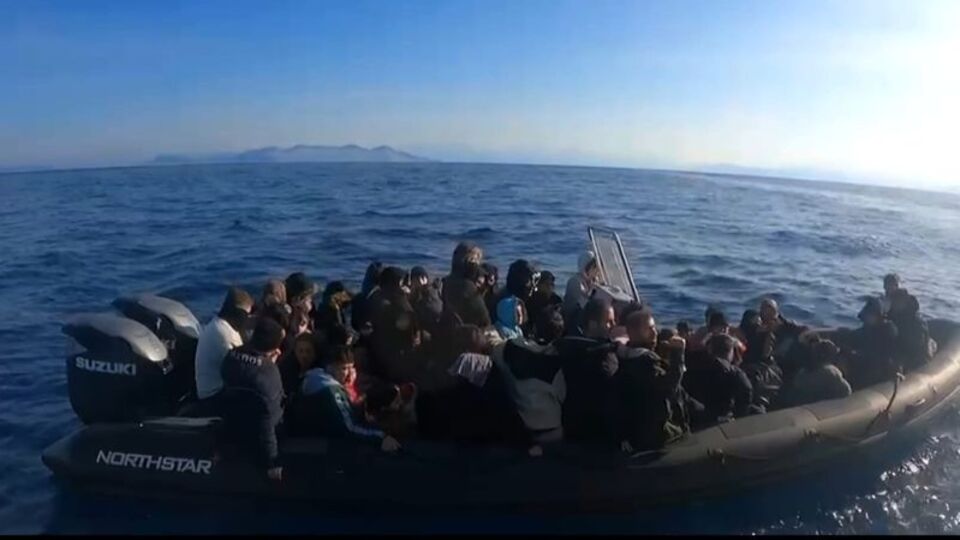 Fethiye açıklarında 64 düzensiz göçmen yakalandı