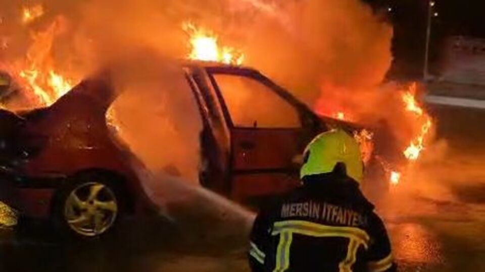 Seyir halindeki otomobil yandı