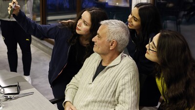 Mou, bursiyer çocuklarla iftarda!