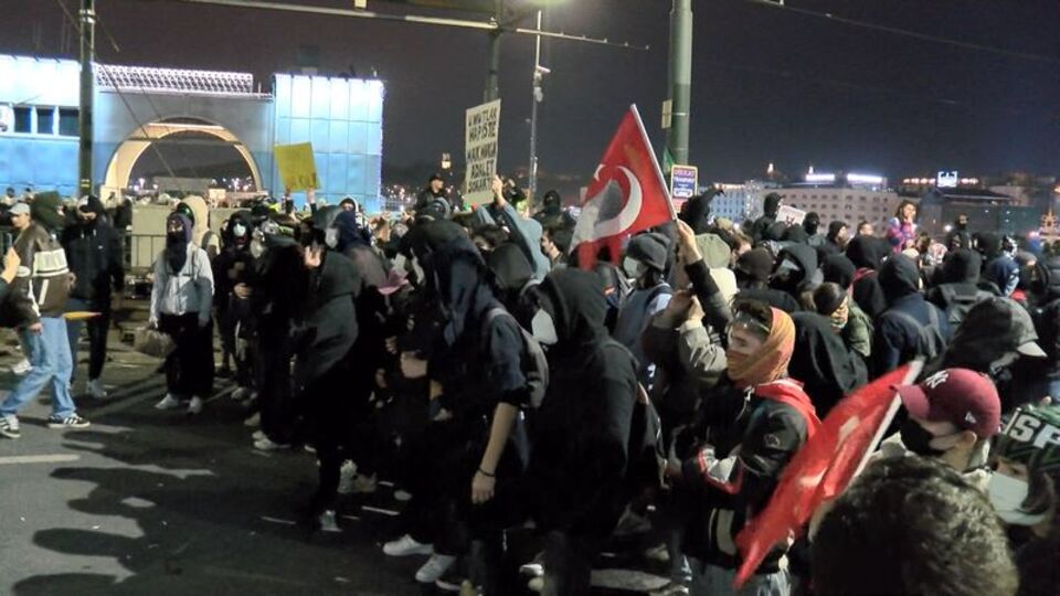 Galata Köprüsü'nde oturma eylemi