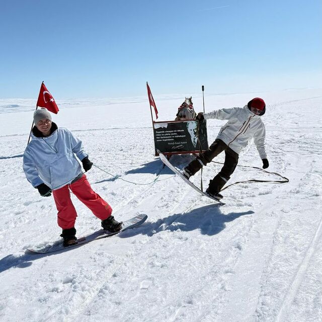 Yüzeyi buz tutan Çıldır Gölü'nde dörtnala snowboard