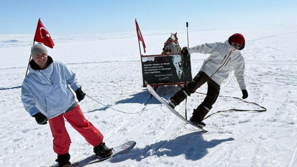Yüzeyi buz tutan Çıldır Gölü'nde dörtnala snowboard