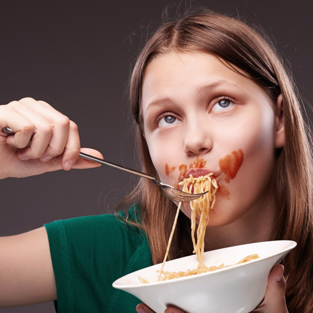 Neden yüzümüze salça bulaşmadan spagetti yiyemiyoruz!