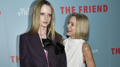 Kızı boyunu geçti