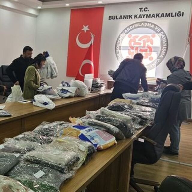 Bulanık'ta bayramlık kıyafet yardımı