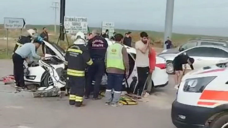 Otomobil ile iş makinesi çarpıştı: 1 ölü, 4 yaralı